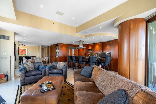 111 W Maple Street 3402-3404, Chicago, IL 60610