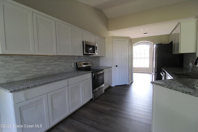 959 Pine Walk Court NE, Palm Bay, FL 32905