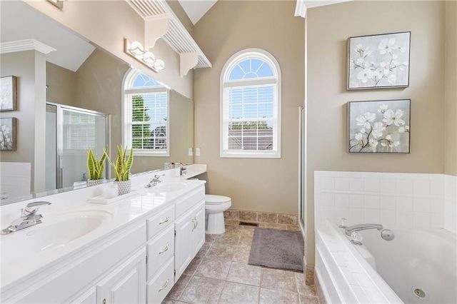 428 SW Seagull Street, Lee's Summit, MO 64082