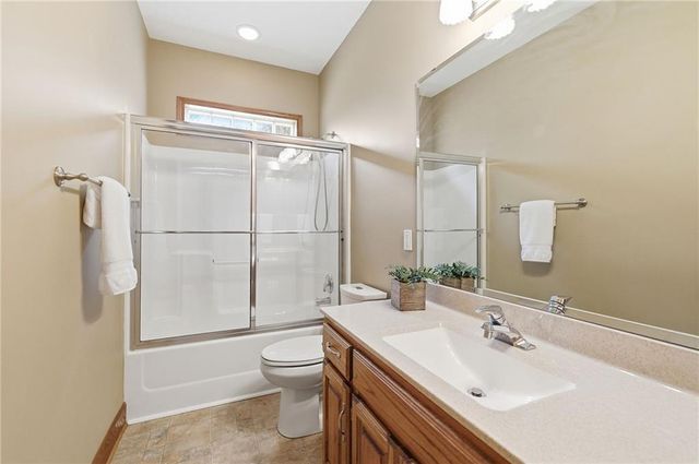 428 SW Seagull Street, Lee's Summit, MO 64082