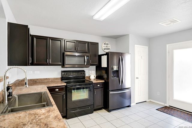 1544 GATESHEAD DR, Seguin, TX 78155