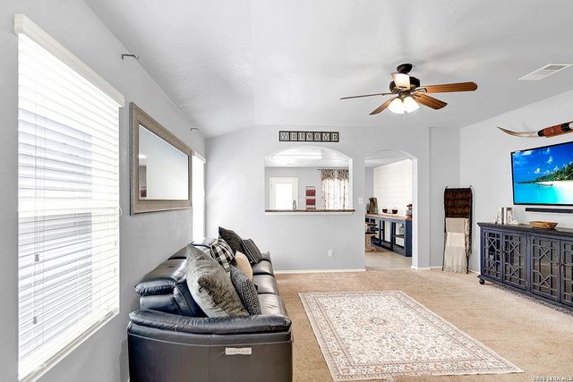 1544 GATESHEAD DR, Seguin, TX 78155
