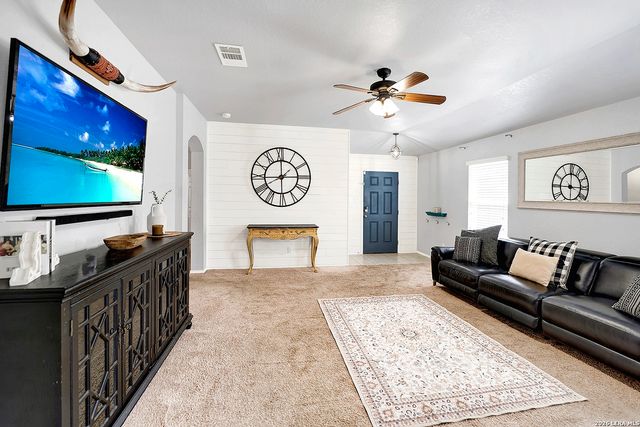 1544 GATESHEAD DR, Seguin, TX 78155