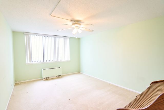2000 Saint Regis Drive 1B, Lombard, IL 60148