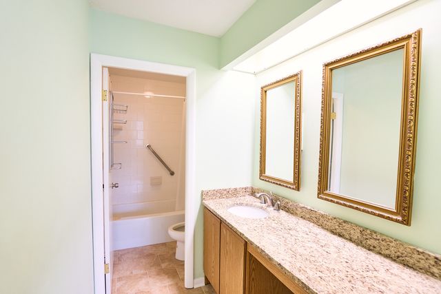 2000 Saint Regis Drive 1B, Lombard, IL 60148