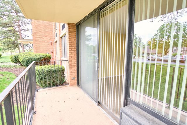 2000 Saint Regis Drive 1B, Lombard, IL 60148