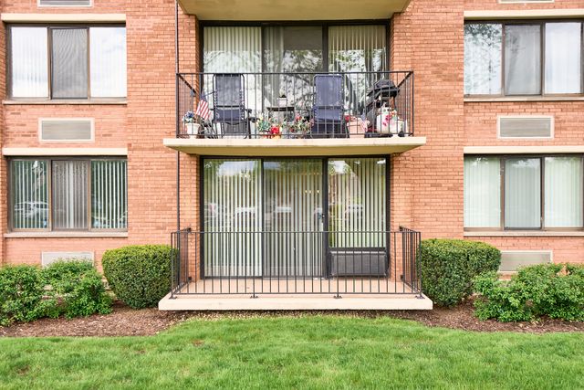 2000 Saint Regis Drive 1B, Lombard, IL 60148