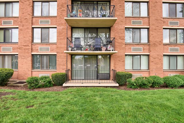 2000 Saint Regis Drive 1B, Lombard, IL 60148