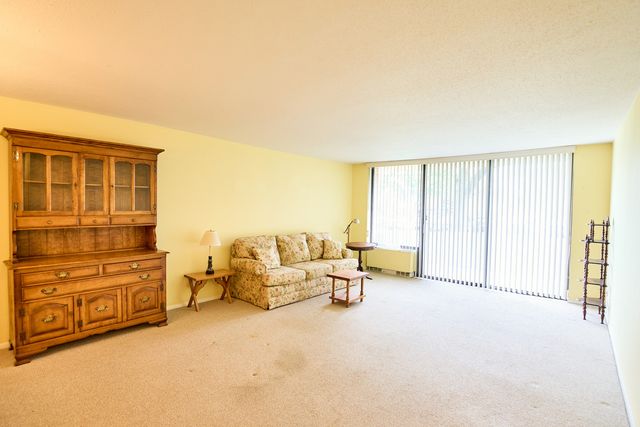 2000 Saint Regis Drive 1B, Lombard, IL 60148