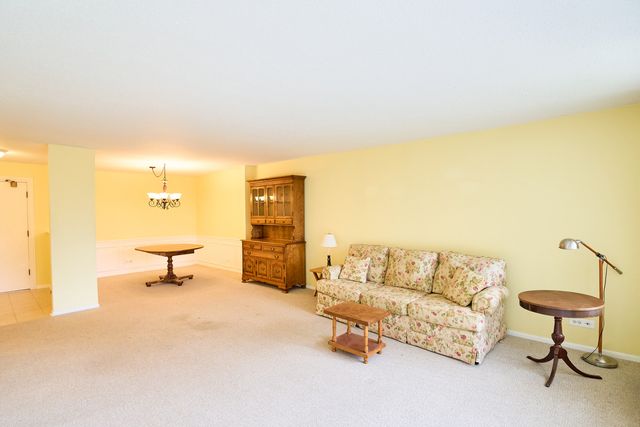 2000 Saint Regis Drive 1B, Lombard, IL 60148