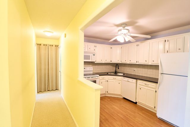 2000 Saint Regis Drive 1B, Lombard, IL 60148