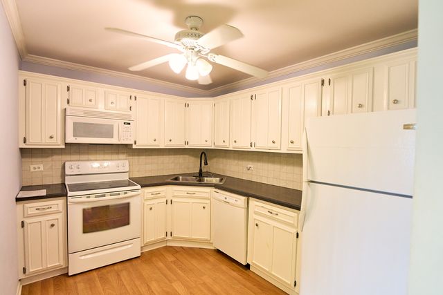 2000 Saint Regis Drive 1B, Lombard, IL 60148