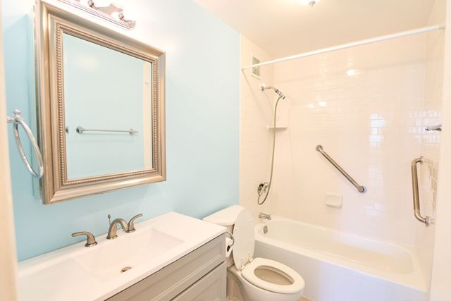 2000 Saint Regis Drive 1B, Lombard, IL 60148