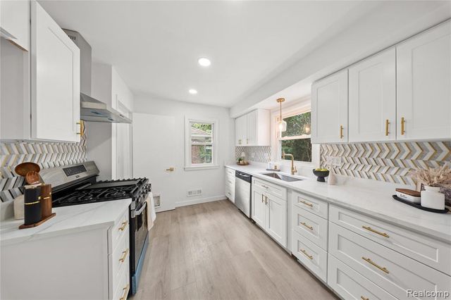 23561 Norwood Street, Oak Park, MI 48237