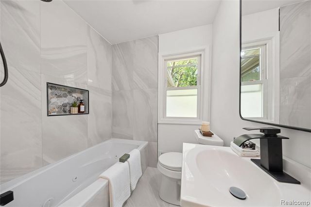 23561 Norwood Street, Oak Park, MI 48237