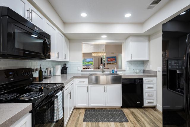 139 Villa Court, Palm Desert, CA 92211