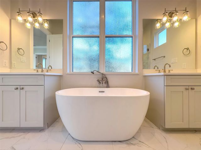 2400 Bruin DR 27, Spicewood, TX 78669