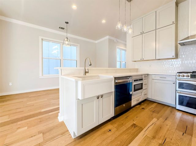2400 Bruin DR 27, Spicewood, TX 78669