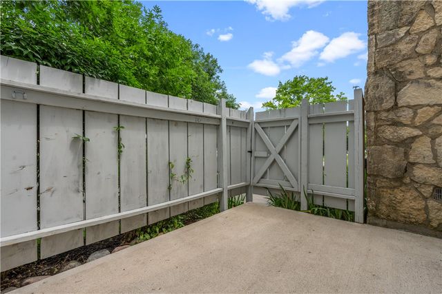 1003 Foxshire Place, Centerville, OH 45458