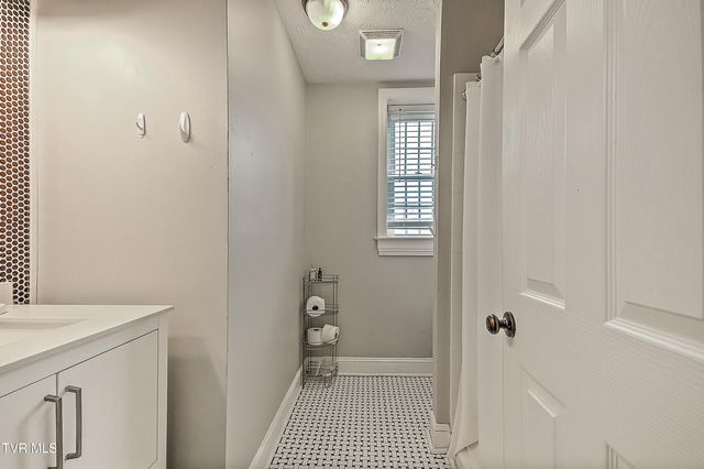 701 West Locust Street Apt 31, Johnson City, TN 37604