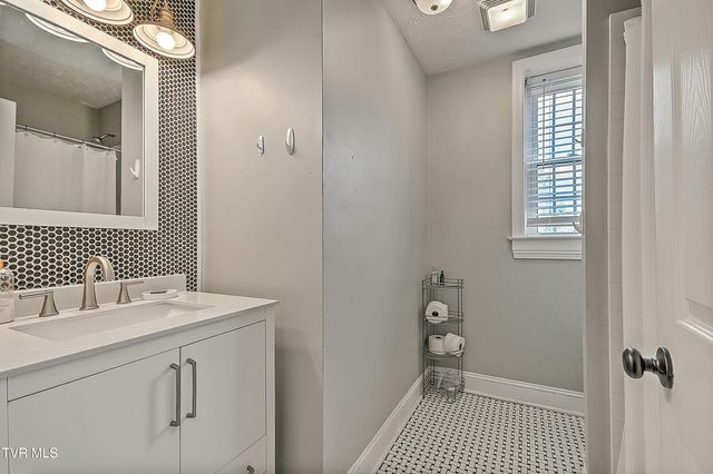 701 West Locust Street Apt 31, Johnson City, TN 37604