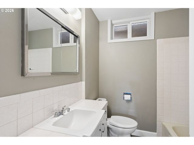10435 Sw 63RD Dr, Portland, OR 97219