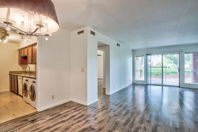 650 Oakmont Avenue 2111, Las Vegas, NV 89109
