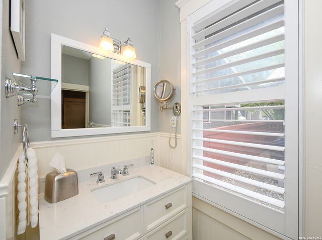 947 W Agarita, San Antonio, TX 78201