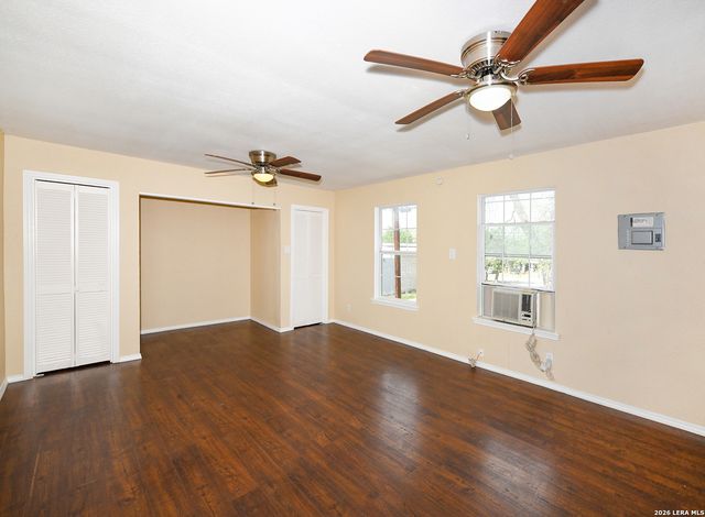 947 W Agarita, San Antonio, TX 78201