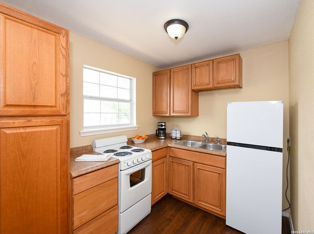 947 W Agarita, San Antonio, TX 78201