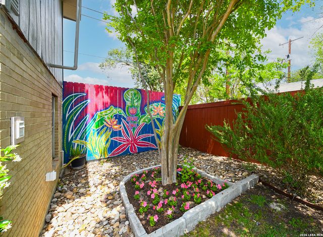 947 W Agarita, San Antonio, TX 78201