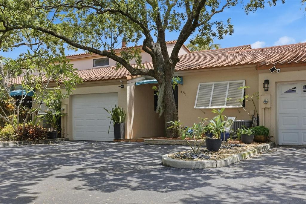 8555 Ardoch Rd, Miami Lakes, FL 33016