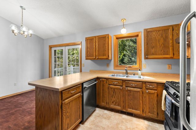 2824 Mckinley Drive, Woodbury, MN 55125