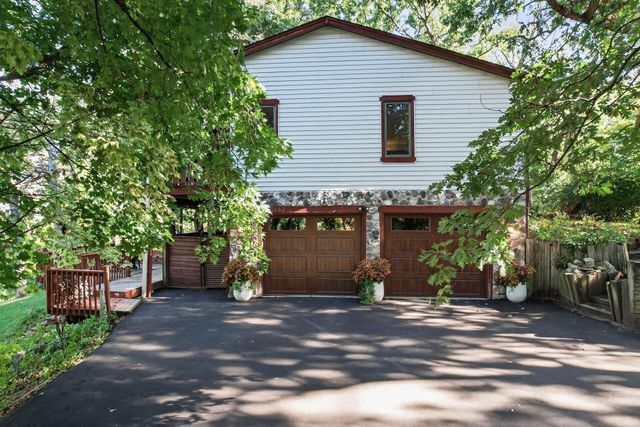 1610 Briarwood Avenue, Mahtomedi, MN 55115