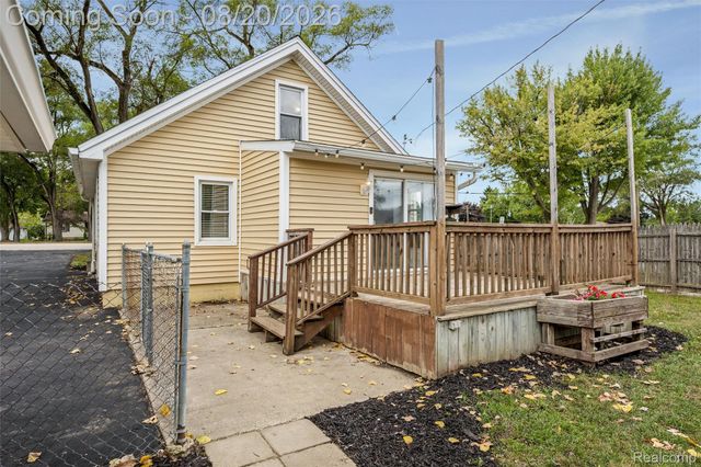 4465 S Center Road, Burton, MI 48519