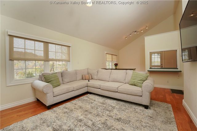 7 Good Dog Road, Charleston, WV 25312