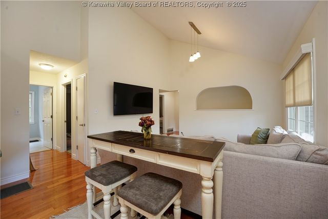 7 Good Dog Road, Charleston, WV 25312