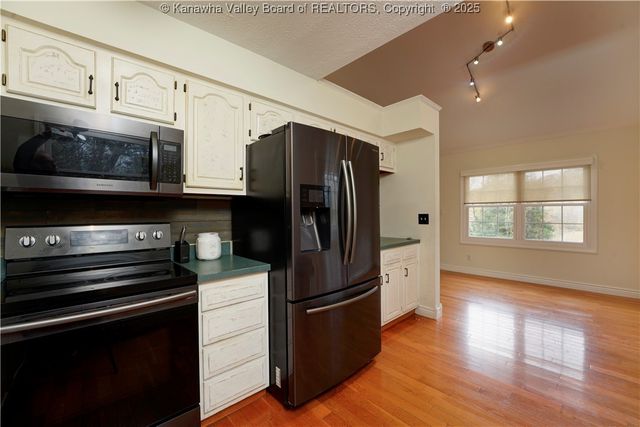 7 Good Dog Road, Charleston, WV 25312