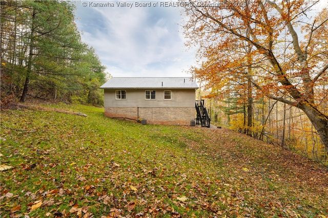 7 Good Dog Road, Charleston, WV 25312