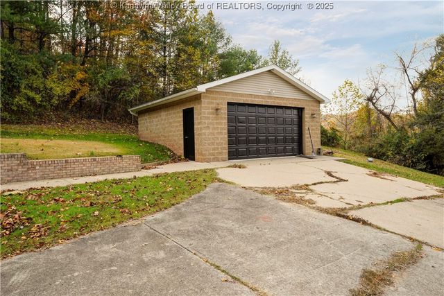 7 Good Dog Road, Charleston, WV 25312