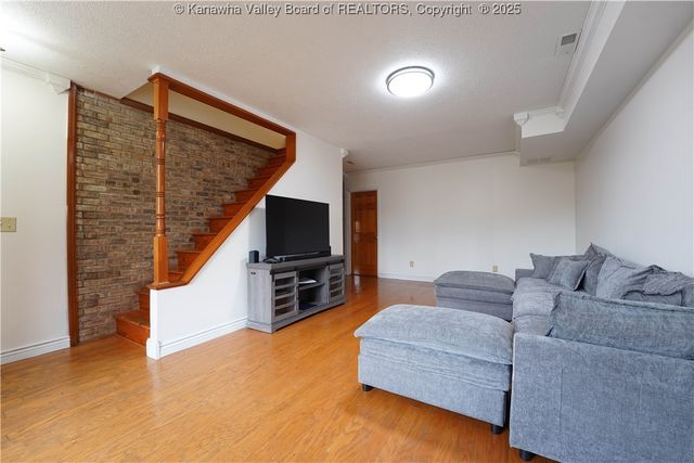 7 Good Dog Road, Charleston, WV 25312