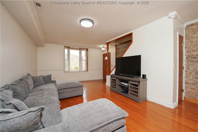 7 Good Dog Road, Charleston, WV 25312