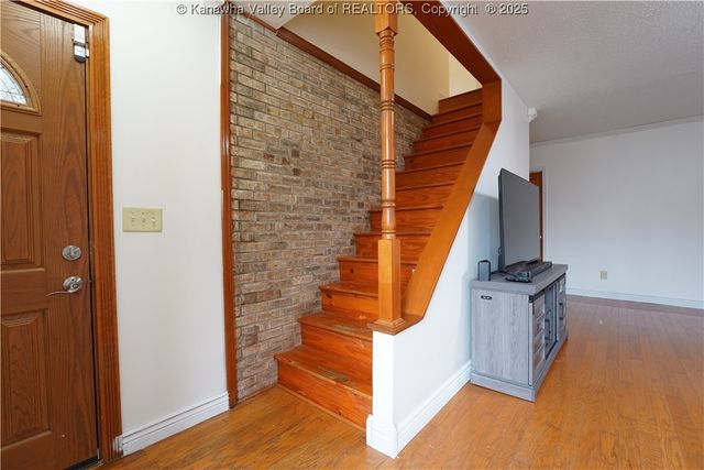 7 Good Dog Road, Charleston, WV 25312