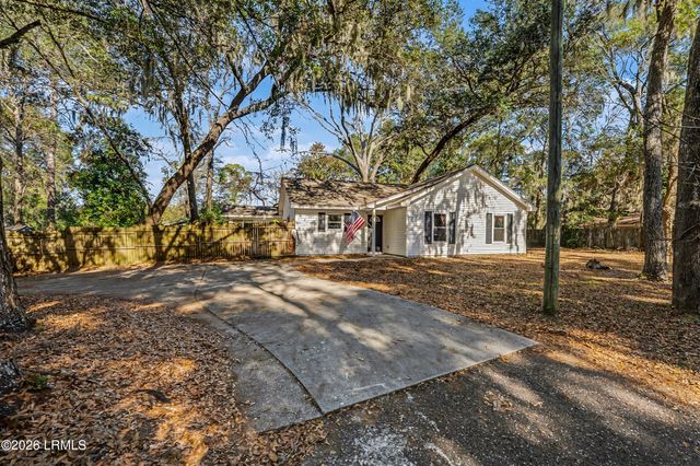 8 Factory Creek Road, Beaufort, SC 29907