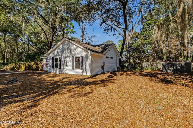 8 Factory Creek Road, Beaufort, SC 29907