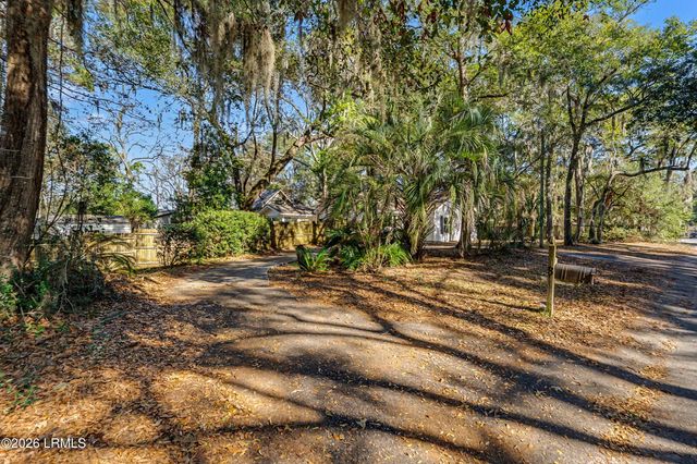8 Factory Creek Road, Beaufort, SC 29907