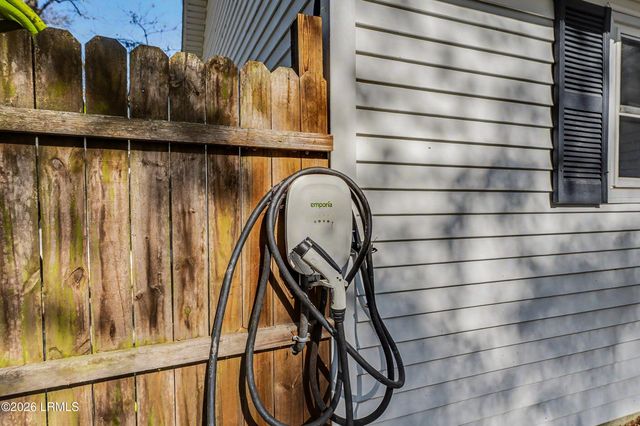 8 Factory Creek Road, Beaufort, SC 29907