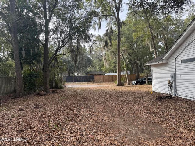 8 Factory Creek Road, Beaufort, SC 29907