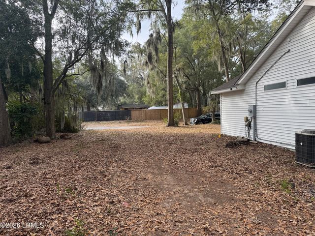 8 Factory Creek Road, Beaufort, SC 29907