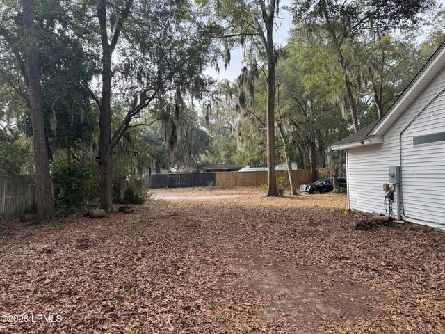 8 Factory Creek Road, Beaufort, SC 29907